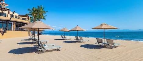 Sulla spiaggia, lettini da mare, teli da spiaggia