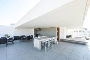 Outdoor dining - Carmelitas Stylish - 1BR w/Wifi, TV Cable, Metro, Pool, Gym (Las Condes)