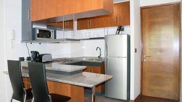 Frigorífico, microondas, horno y placa de cocina