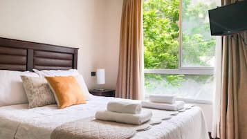 1 dormitorio, tabla de planchar con plancha, wifi y ropa de cama