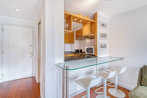 Fridge, microwave, oven, stovetop - Vitacura Grove - Parking, A/C, Wifi, Cable, nearby Parque Arauco (Vitacura)