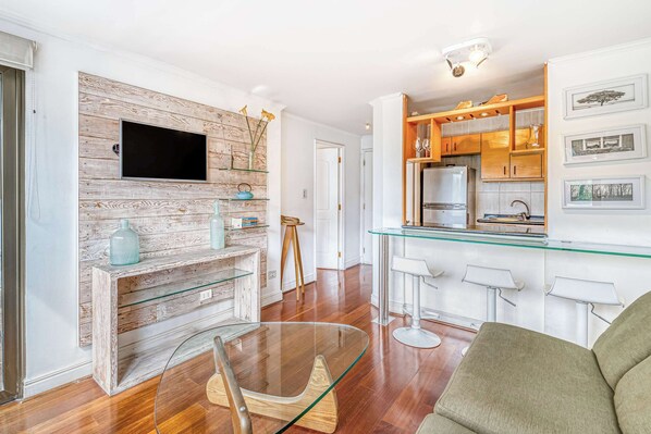 TV - Vitacura Grove - Parking, A/C, Wifi, Cable, nearby Parque Arauco (Vitacura)