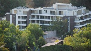 A modern multi-story building with a flat roof, large windows, and a flat facade. - Bellavista Serenity 1BR - w/Parking, AC & Terrace (Providencia)