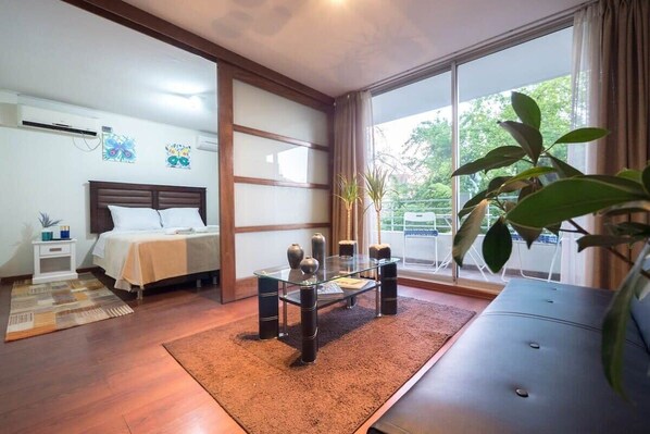 1 habitación, tabla de planchar con plancha, cuna de viaje y wifi