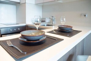 冷蔵庫、電子レンジ、オーブン、コンロ