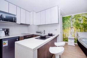 Réfrigérateur, micro-ondes, four, plaque de cuisson