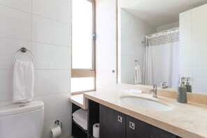 Bathtub, hair dryer, towels, shampoo - Kennedy Art (Vitacura)