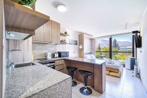 Fridge, microwave, oven, stovetop - Lotus Blanc Studio- w/ Mountain View, Pool and Gym (Las Condes)