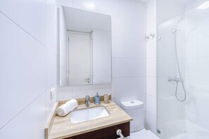 Shower, hair dryer, towels - Lotus Blanc Studio- w/ Mountain View, Pool and Gym (Las Condes)