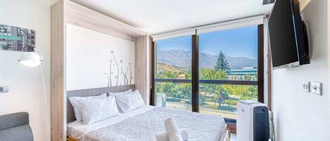 Tabla de planchar con plancha, wifi, ropa de cama