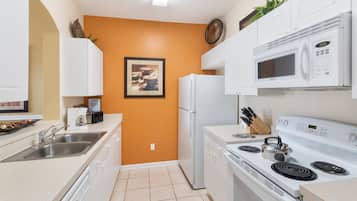 Condo, 3 Bedrooms, 2 Bathrooms | Private kitchen | Full-size fridge, microwave, oven, stovetop