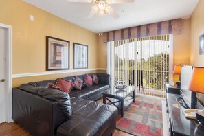 Condo, 3 quartos, 2 banheiros | Área de estar | TV LCD 42 polegadas com canais a cabo, TV, DVD player