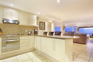 Apartment (3 Bedrooms) | Interior - Ocean View C602 bt HostAgents (Cape Town)