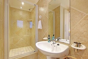 Apartment (3 Bedrooms) | Interior - Ocean View C602 bt HostAgents (Cape Town)