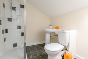 Deluxe Apartment | Bathroom | Shower, rainfall showerhead, free toiletries, hair dryer - Kynsparks Luxury Apartments (Birmingham)