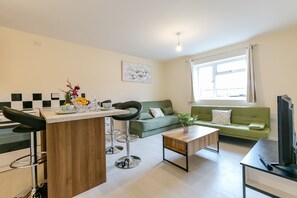 Deluxe Apartment (Apartment 3) | Living room | Flat-screen TV - Kynsparks Luxury Apartments (Birmingham)