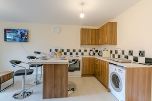 In-room dining - Kynsparks Luxury Apartments (Birmingham)