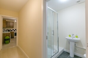 Shower, rainfall showerhead, free toiletries, hair dryer - Kynsparks Luxury Apartments (Birmingham)