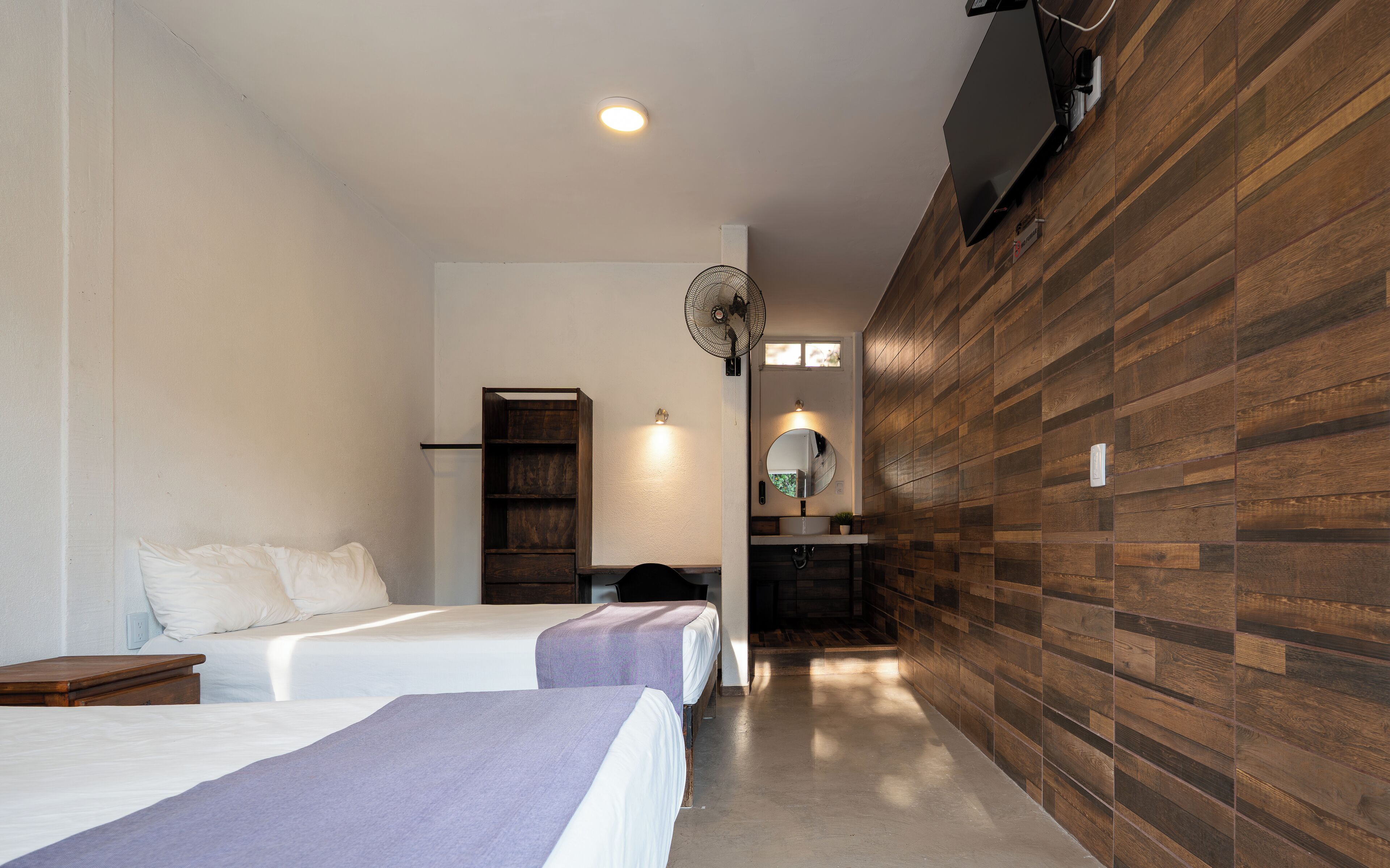 デスク、ノートパソコン用作業スペース、アイロン / アイロン台、WiFi (無料)