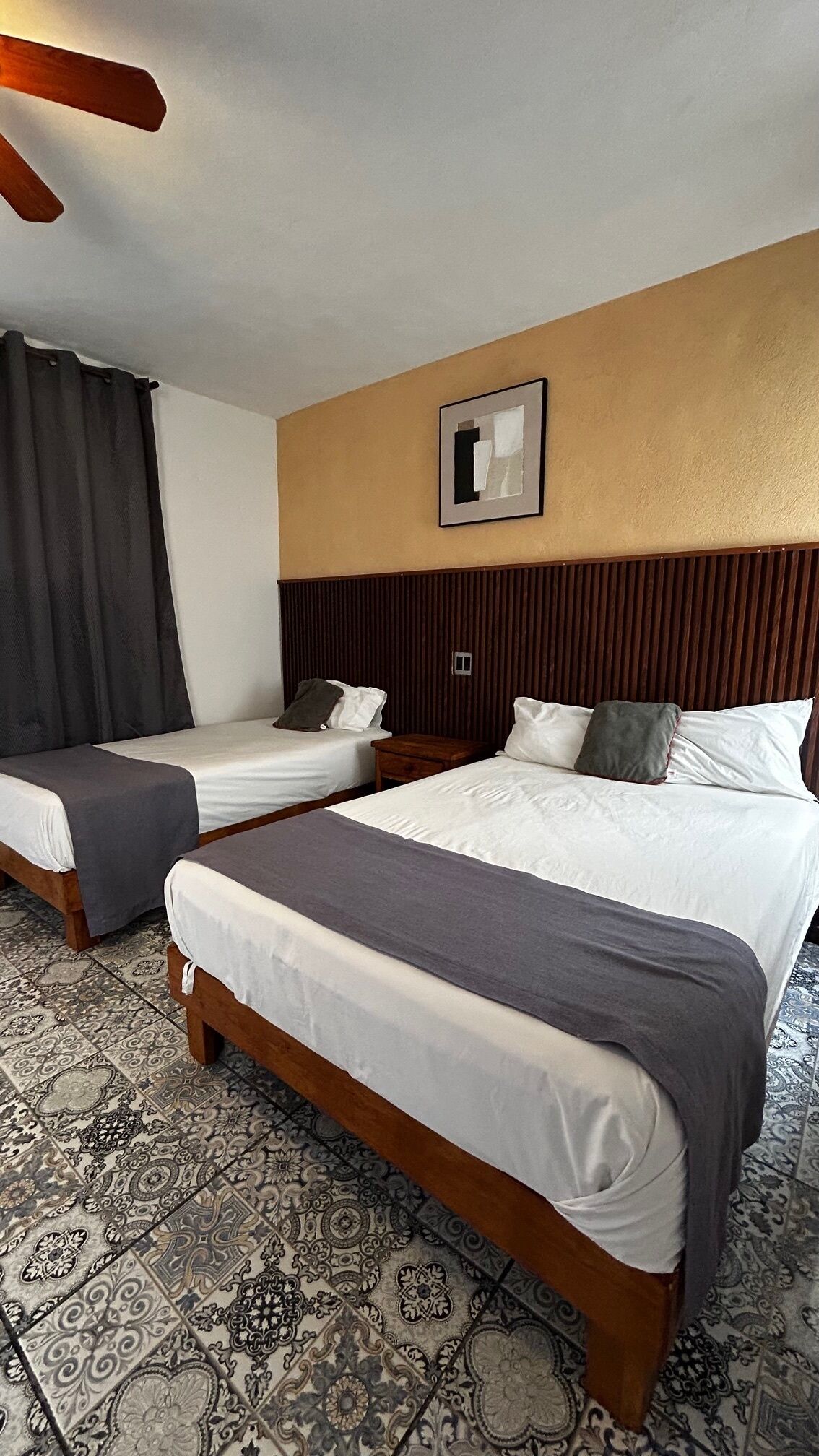 Habitación triple estándar | Escritorio y espacio para trabajar con laptop 