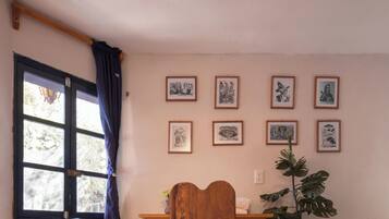 Habitación triple estándar | Escritorio y espacio para trabajar con laptop