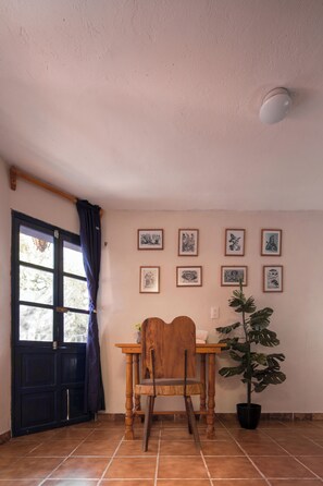 Desk, laptop workspace, iron/ironing board, free WiFi - Hotel Posada Bugambilias (San Luis Potosi)