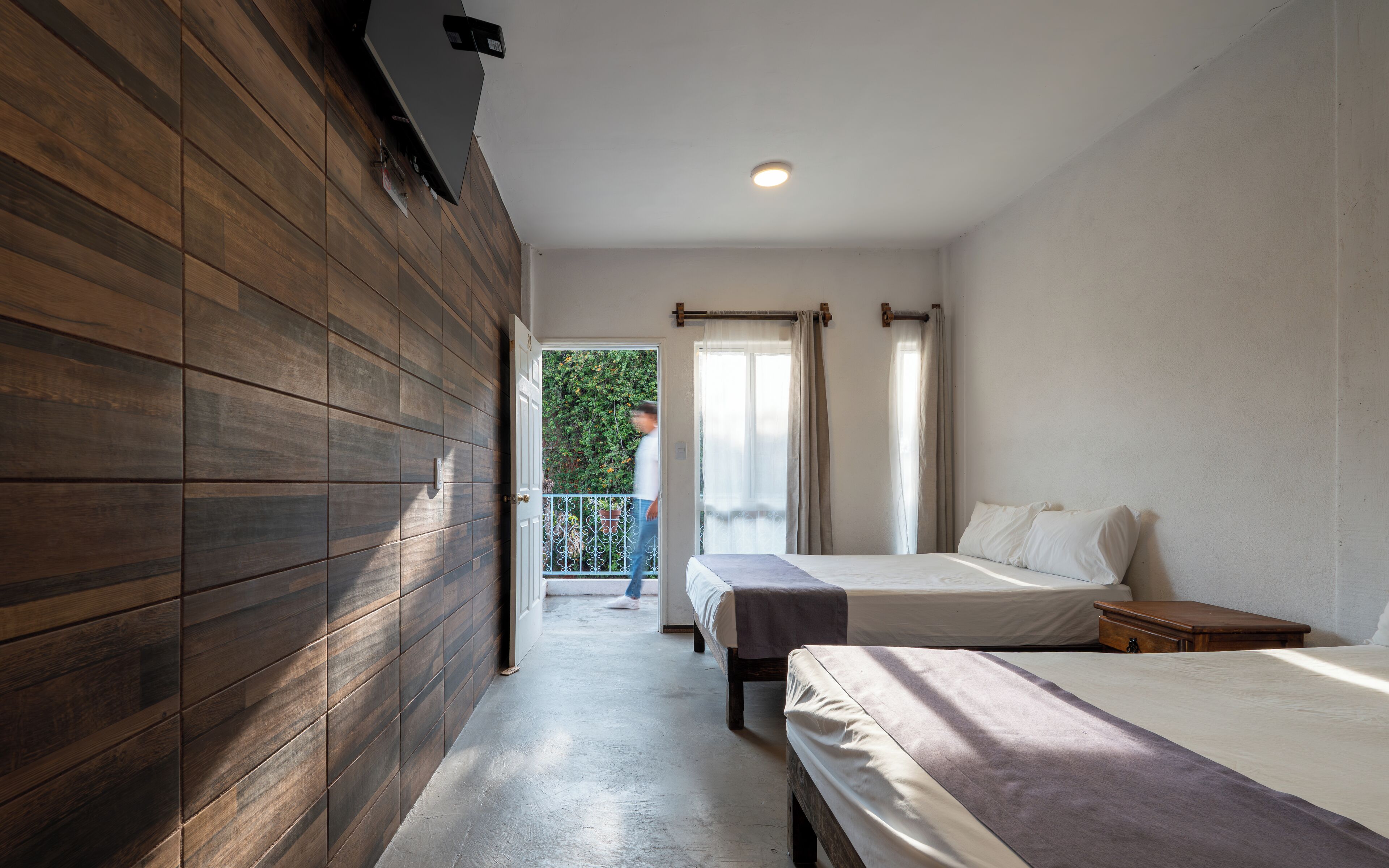 مكتب ومساحة عمل للكمبيوتر المحمول ومكواة/لوح كي وواي فاي مجانًا