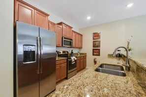 Casa, 4 habitaciones (3 Bathrooms) | Cocina privada | Frigorífico grande, microondas, horno y placa de cocina