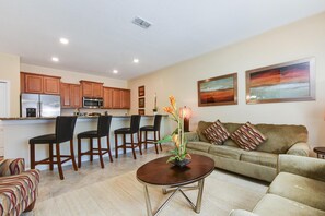 Casa, 4 habitaciones (3 Bathrooms) | Zona de estar | Televisión de pantalla plana de 50 pulgadas con canales por cable