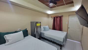 家庭客房, 2 張標準雙人床 | 迷你吧、熨斗/熨衣板、免費無線上網、床單