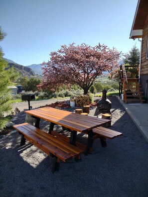 Outdoor dining - Blue Jay Inn Getaway with amazing views and wildlife (Crawford)