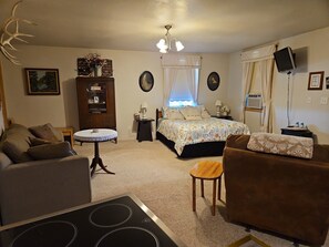 1 bedroom, iron/ironing board, free WiFi, bed sheets - Blue Jay Inn Getaway with amazing views and wildlife (Crawford)