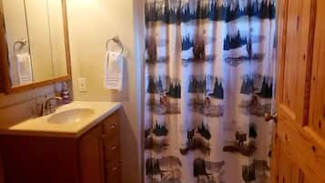 Een douche, handdoeken, zeep, shampoo