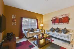 Maison en rangée, 4 chambres, piscine privée (3 Bathrooms) | Aire de séjour | Téléviseur à écran plat de 60 po avec télévision par câble