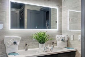 Baignoire, sèche-cheveux, serviettes fournies