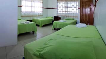 Economy Quadruple Room | Bar mini, Wi-fi percuma, cadar katil