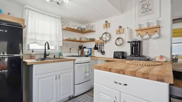 Réfrigérateur, four à micro-ondes, un four, surface de cuisson