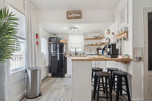 Réfrigérateur, four à micro-ondes, un four, surface de cuisson