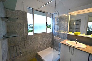Shower, free toiletries, hair dryer, towels - T2 apartment sea view (Le Gosier)