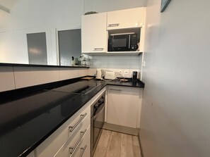 Kaffetrakter/tekoker, kjøleskap, mikrobølgeovn og ovn