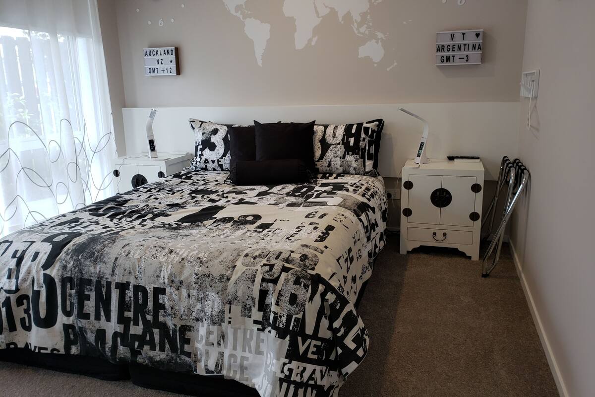 スーペリア ダブルまたはツインルーム バリアフリー | エジプト綿のシーツ、高級寝具、低反発ベッド、セーフティボックス (室内)