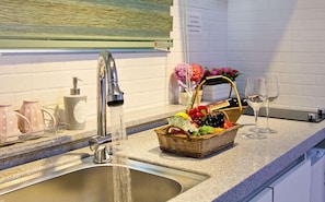 103 | Private kitchenette | Fridge, microwave, stovetop, rice cooker - Boryeong Laon Pension (Boryeong)