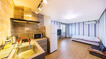 202 | Private kitchenette | Fridge, microwave, stovetop, rice cooker