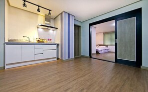 201 | Private kitchenette | Fridge, microwave, stovetop, rice cooker - Boryeong Laon Pension (Boryeong)