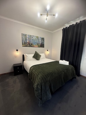Quarto conforto | Cortinas blackout, Wi-Fi de cortesia, roupa de cama