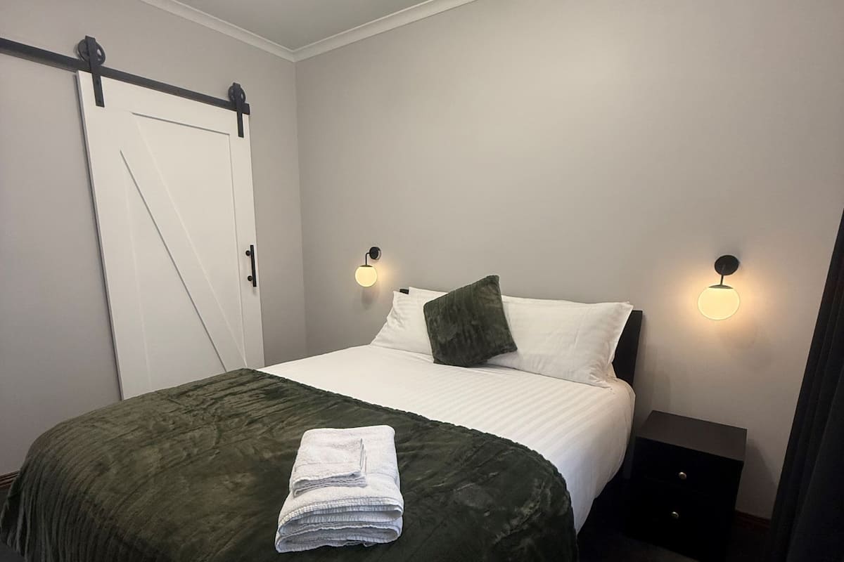 Comfort-Zimmer | Verdunkelungsvorhänge, kostenloses WLAN, Bettwäsche