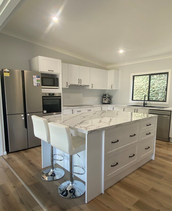 Holiday Home, Pets Not Allowed | Private kitchen | Full-size fridge, microwave, toaster, cookware/dishes/utensils - Deniliquin Pioneer Tourist Park (Deniliquin)
