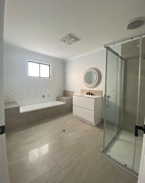 Rumah Deluks, Hewan Peliharaan Dilarang | Kamar mandi | Shower dan handuk