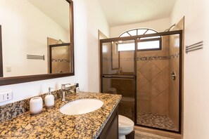 Ducha, toallas, jabón y papel higiénico