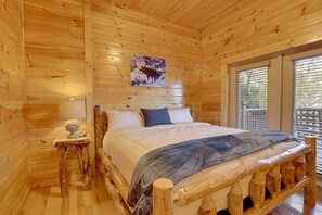 5 bedrooms, desk, iron/ironing board, travel crib